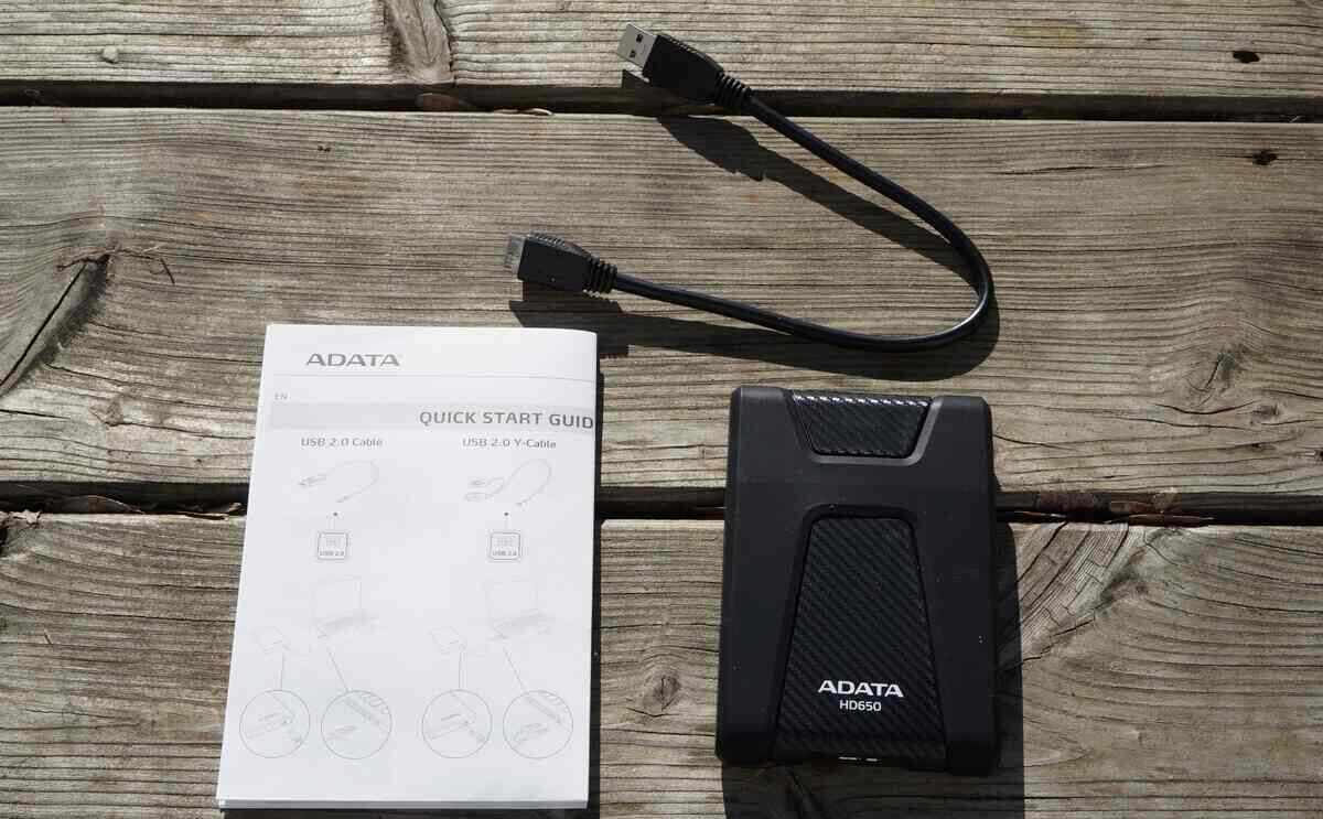 درون جعبه هارد اکسترنال 1 ترابایت ای دیتا مدل HD650 علاوه‌بر خود دستگاه، شامل کابل USB3.2 Gen1 و دفترچه راهنمای کاربر است.